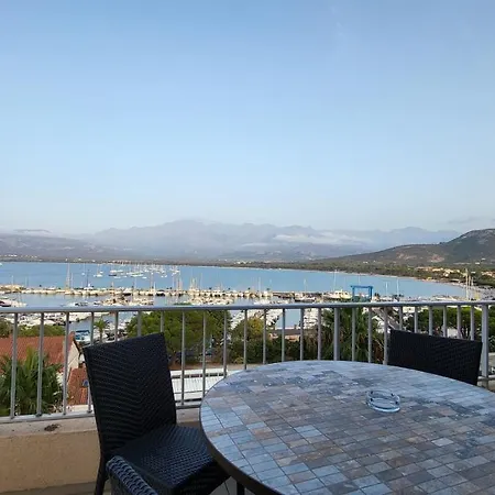 Sur La Baie, En Centre *