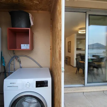 Sur La Baie, En Centre *