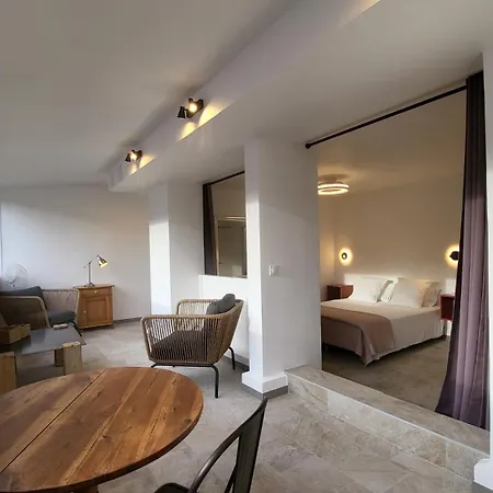 Sur La Baie, En Centre 아파트 칼비