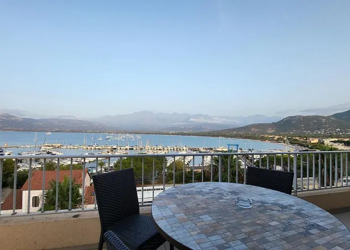 Sur La Baie, En Centre *