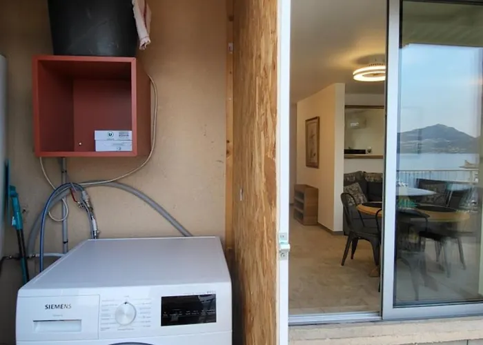 Sur La Baie, En Centre *