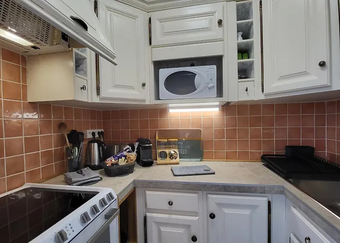 Sur La Baie, En Centre *