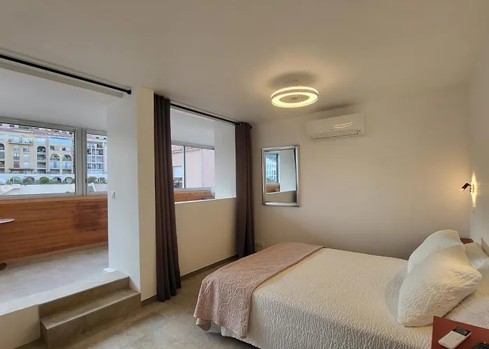 Sur La Baie, En Centre Calvi (Corsica)